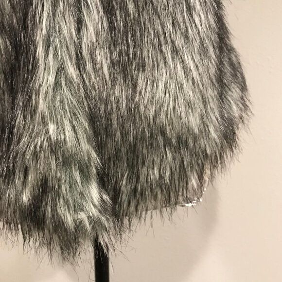 Faux fur grey sleeveless vest - Picture 4 of 11